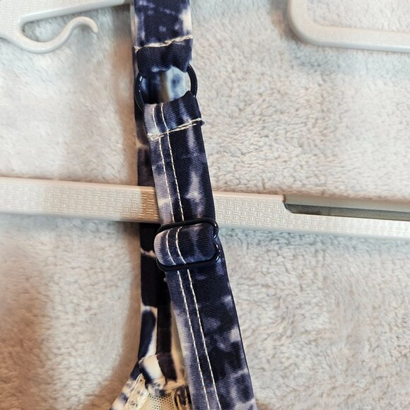 Torrid Swim top Womens 10 (00) Blue Whit tie dye strappy built in bra sexy casua - Picture 5 of 12